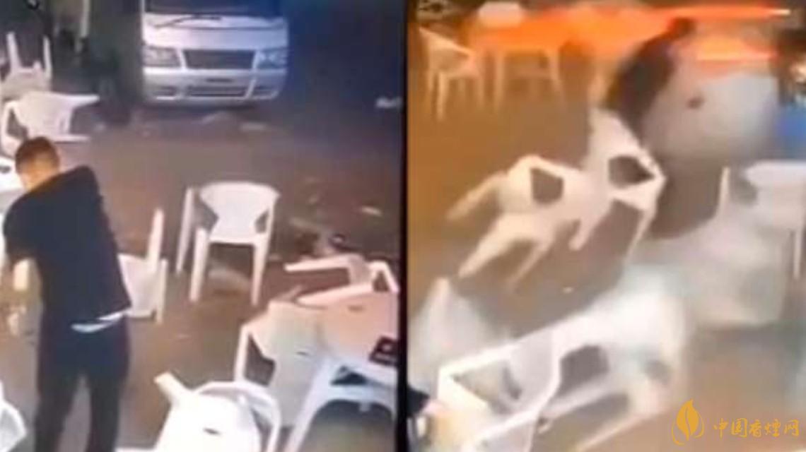警方通報小車沖過夜市撞飛數(shù)人 這一幕太驚險了！