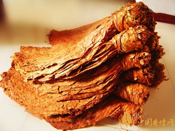 旱煙和煙卷哪個(gè)危害大，旱煙袋很有講究