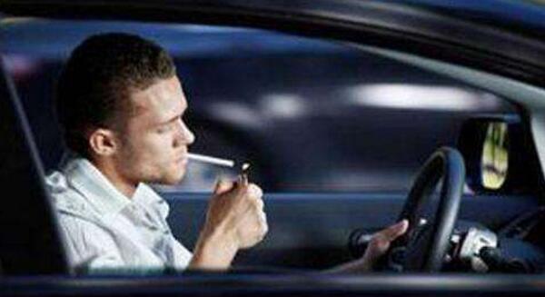 開(kāi)車(chē)抽煙扣分嗎 開(kāi)車(chē)吸煙怎么處罰